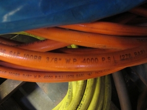 LOT TO INCLUDE: (1 PALLET) MISC. HOSING AND FLEXIBLE BRAIDED HOSE. LOADING & HANDLING FEE $15-4547